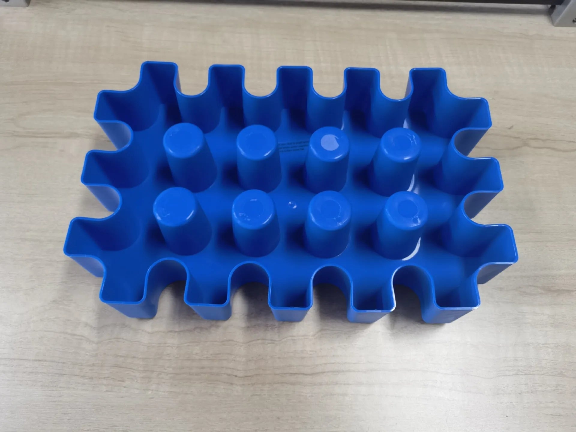 Blue PP plastic outdoor ice tray measuring 34 by 22 by 6 cm for camping and barbecue use