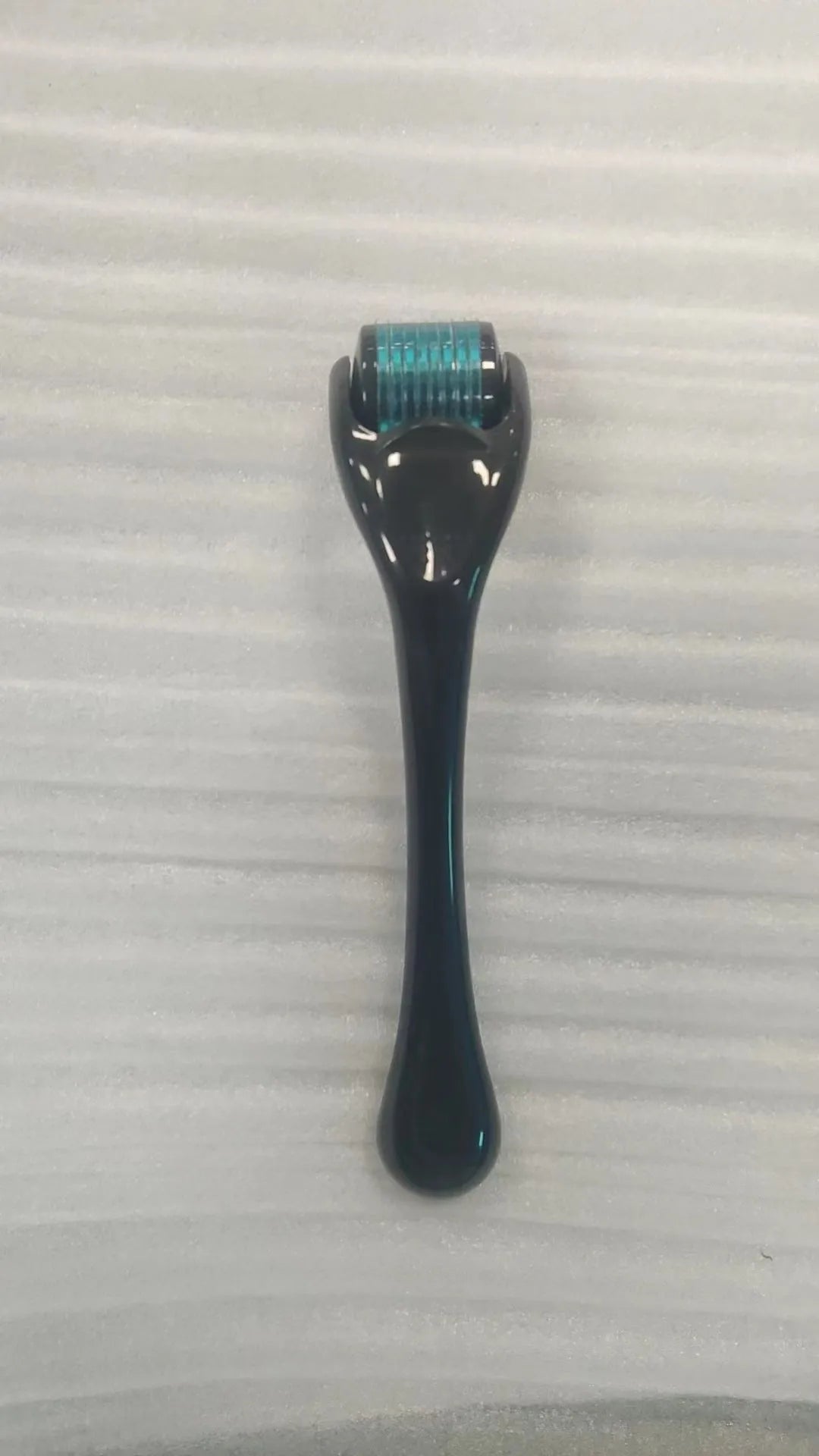 Mechanical derma roller pen with colour options and three needle size specifications for microneedling