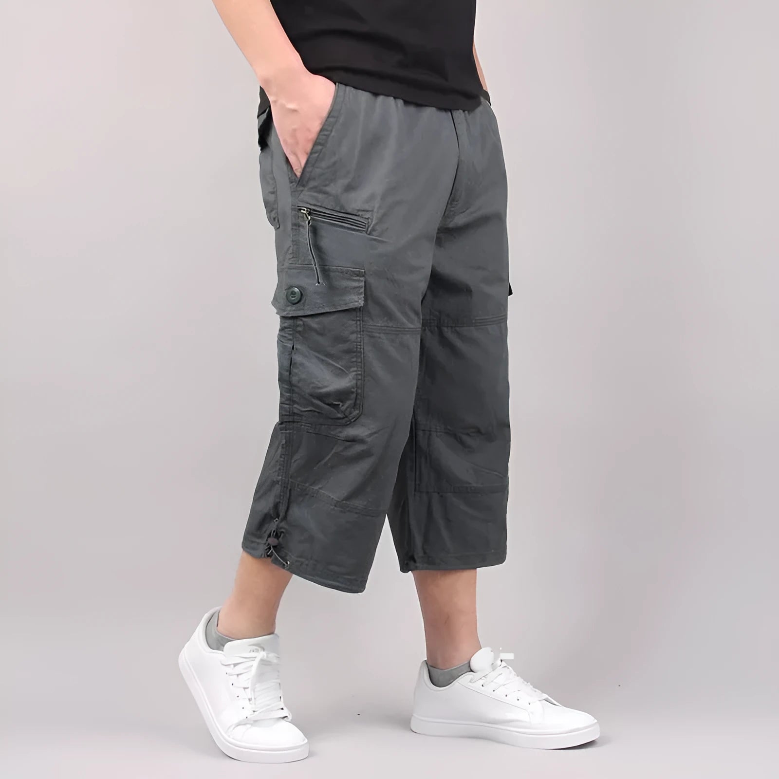 Men's loose-fitting cotton cropped casual pants in a solid colour.