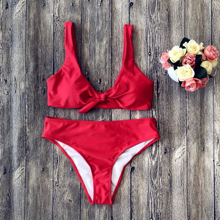 Solid colour women's polyester bikini set in black, displayed on a mannequin.