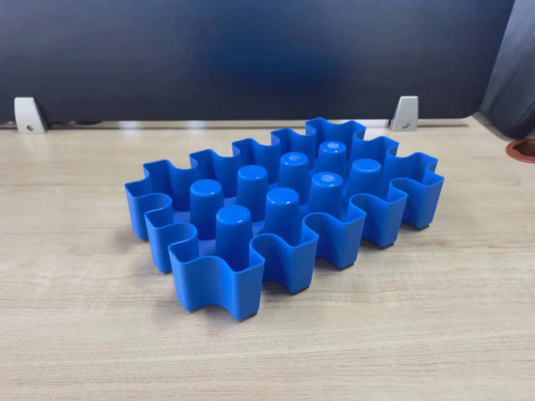 Blue PP plastic outdoor ice tray measuring 34 by 22 by 6 cm for camping and barbecue use