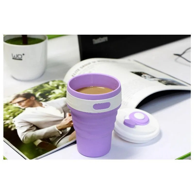 Collapsible silicone travel cup in grey, folded to 6 cm height, with anti-hot handle and leak-proof cover