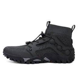 Outdoor climbing boots in black with Flyknit upper and rubber sole for hiking