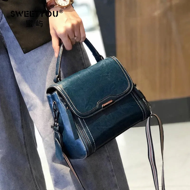 Women's genuine leather retro messenger bag in horizontal square shape with internal organiser pockets