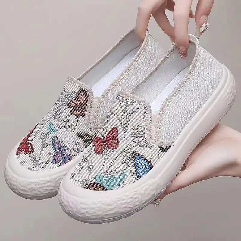 Old Beijing slip-on canvas shoes in white, round toe, shallow mouth, injection-moulded sole