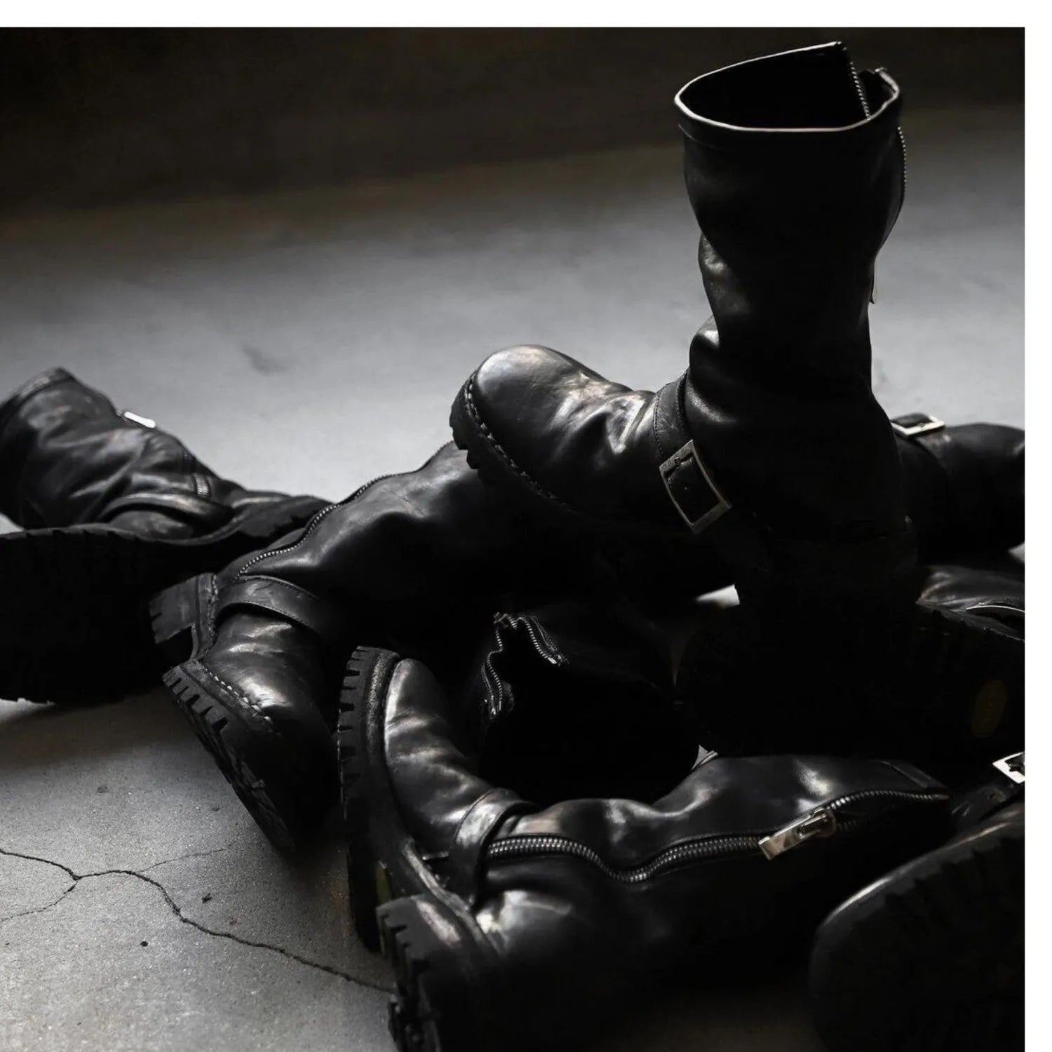 Men's retro Martin boots with round toe and side zipper in black colour options