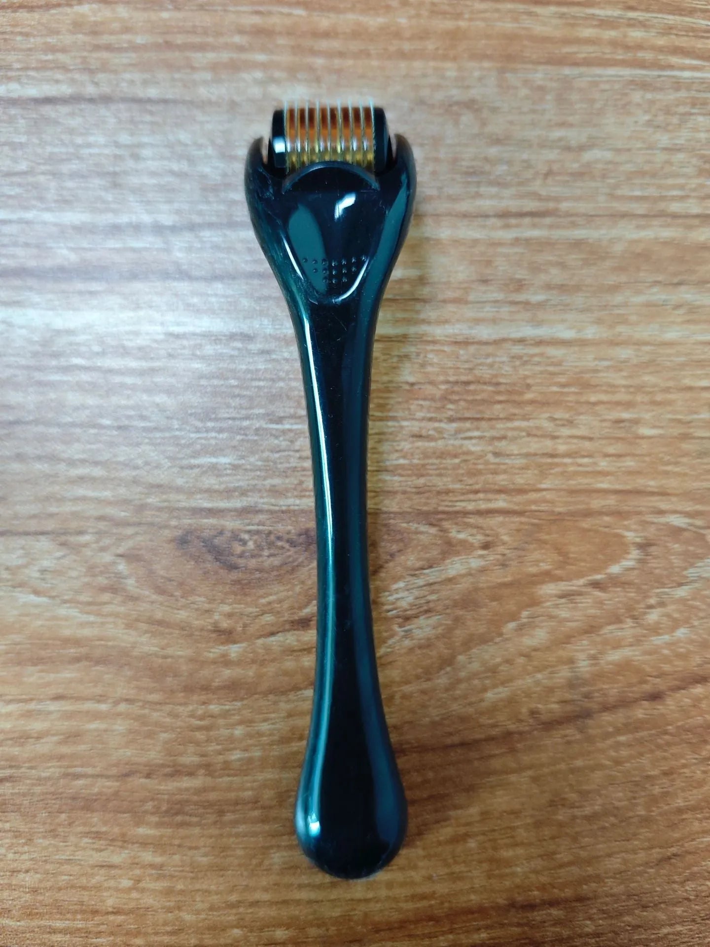 Mechanical derma roller pen with colour options and three needle size specifications for microneedling