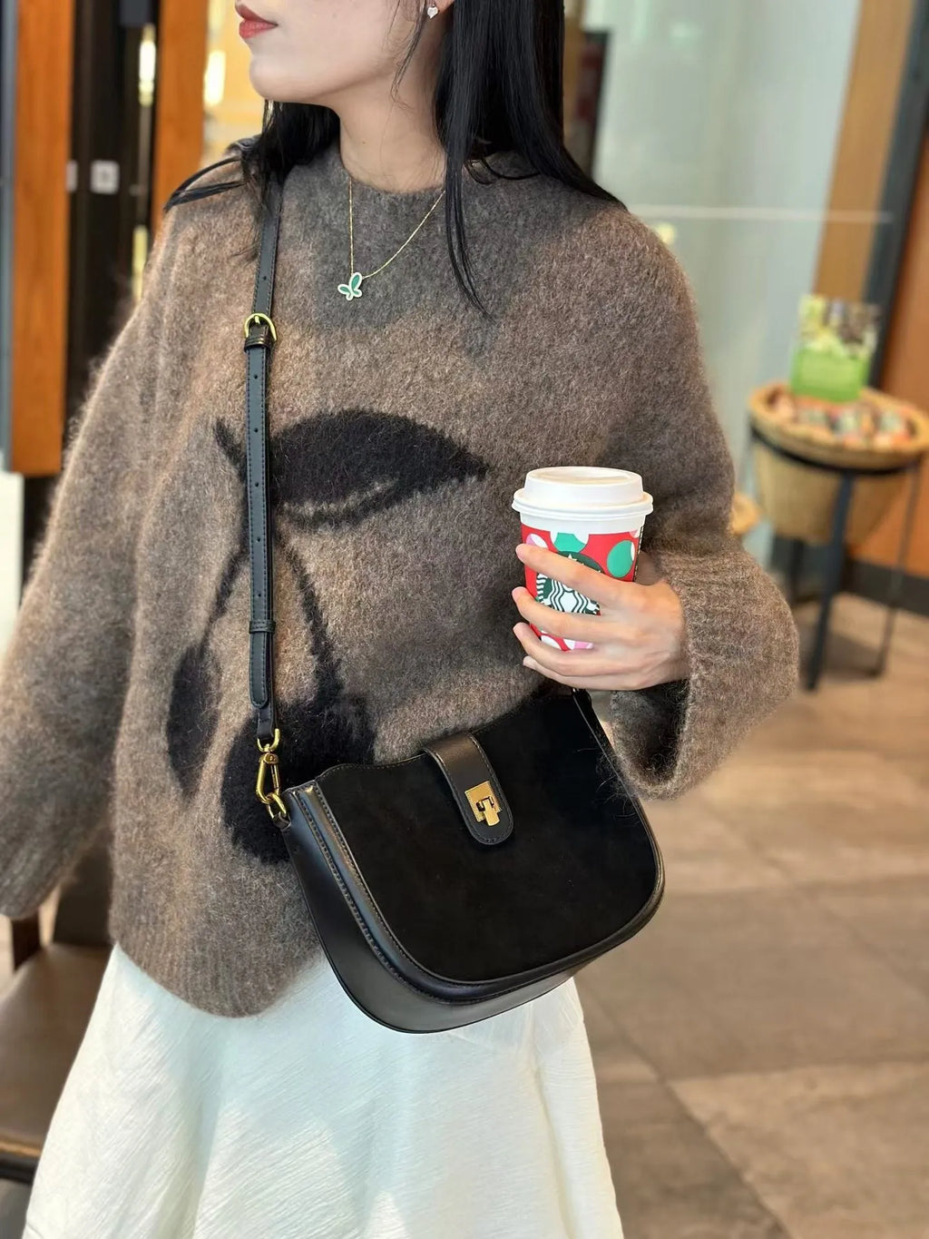 Genuine leather crossbody bag for women in black, 24x9x19cm, with sandwich pocket and adjustable strap
