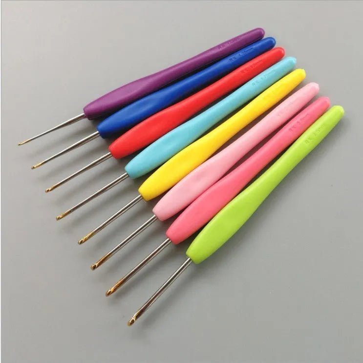 Complete set of 16 crochet hooks with thick and thin plastic handles in sizes 1.0mm to 6.0mm with PU storage bag