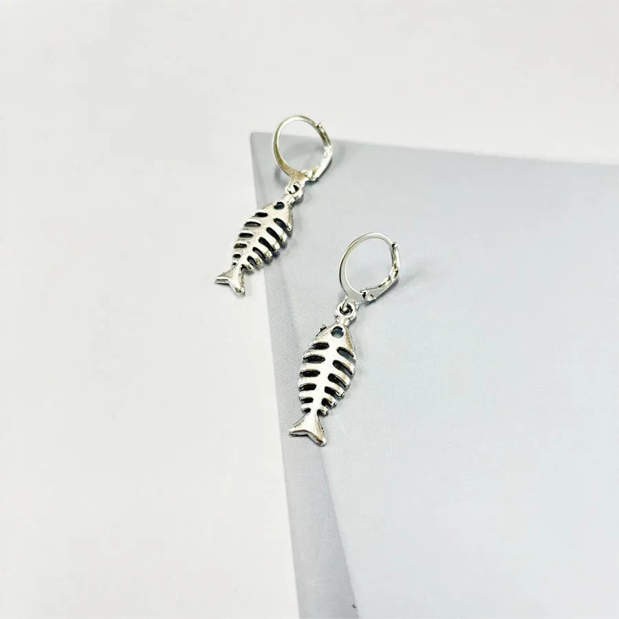 Fishbone pendant necklace and matching earrings set with adjustable O-shaped chain in retro style