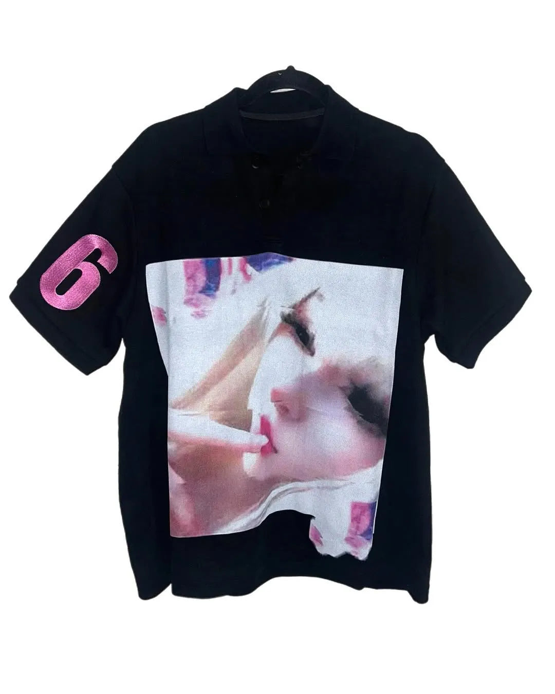 Short-sleeved polyester polo shirt with printed pattern in straight cut