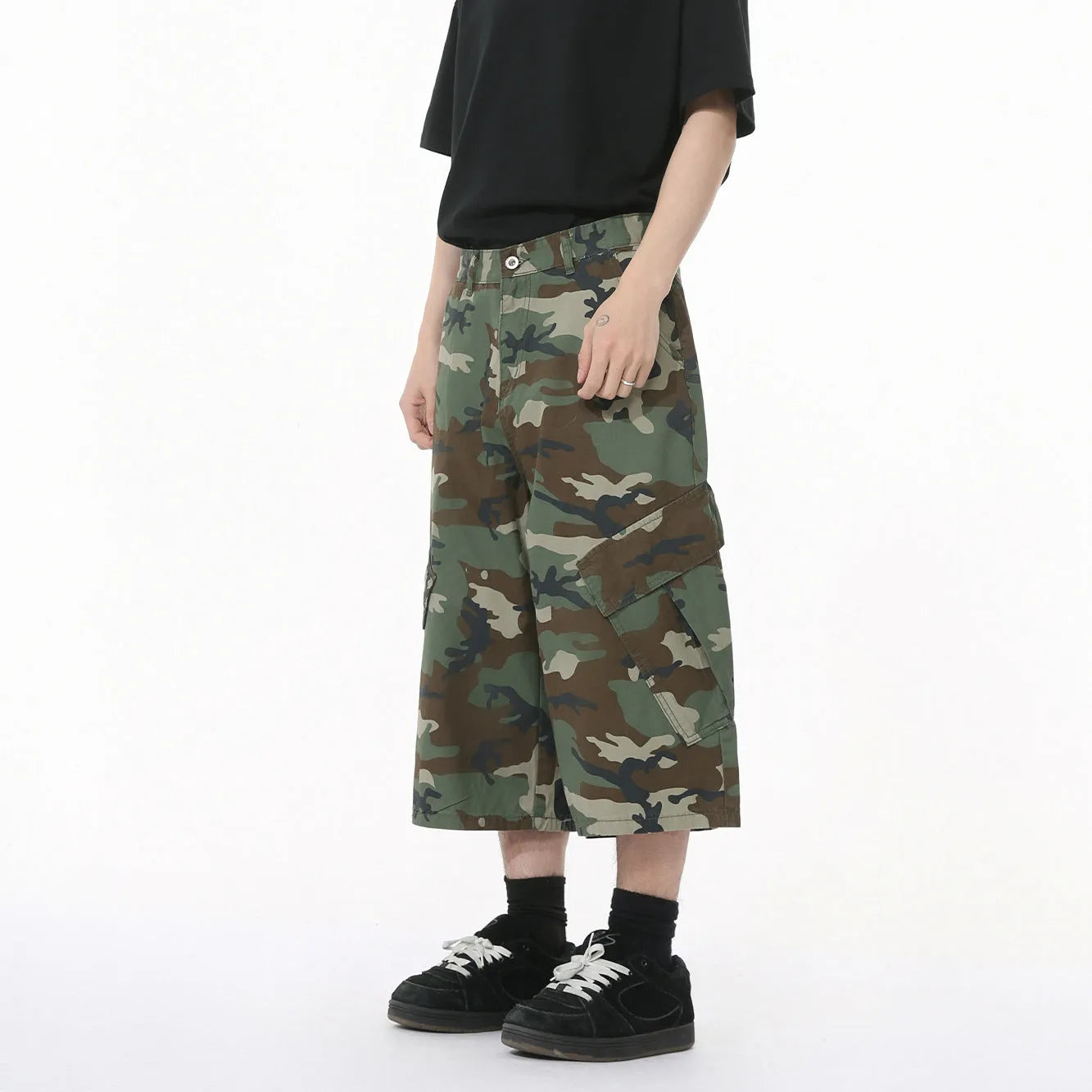 Men's camouflage cotton jeans with wide leg fit, cropped length, and American side stitching details