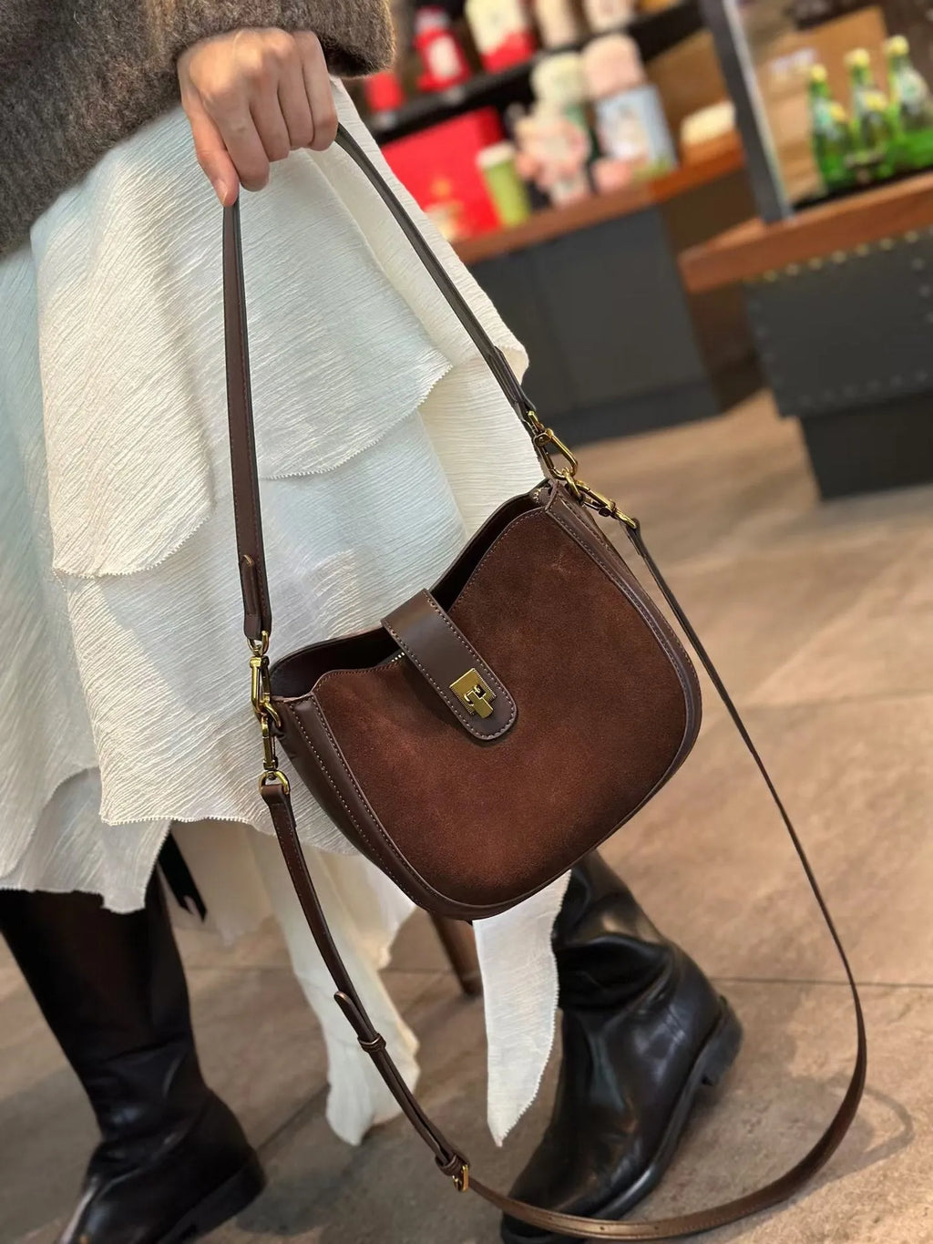 Genuine leather crossbody bag for women in black, 24x9x19cm, with sandwich pocket and adjustable strap