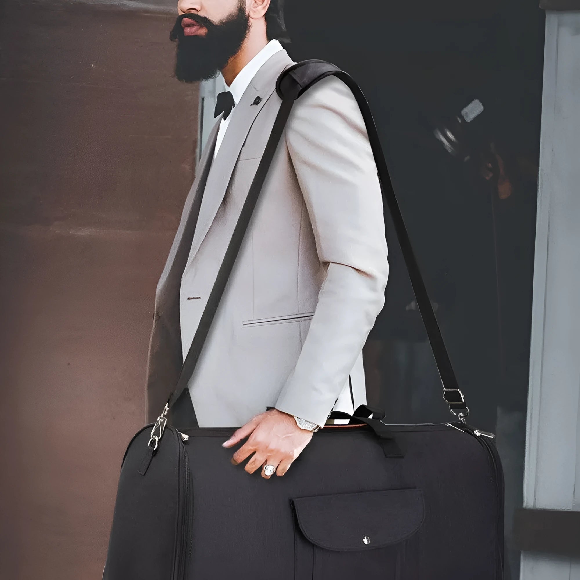 Folding duffel bag with 36-55L capacity in Oxford cloth, shown in dark blue colour.