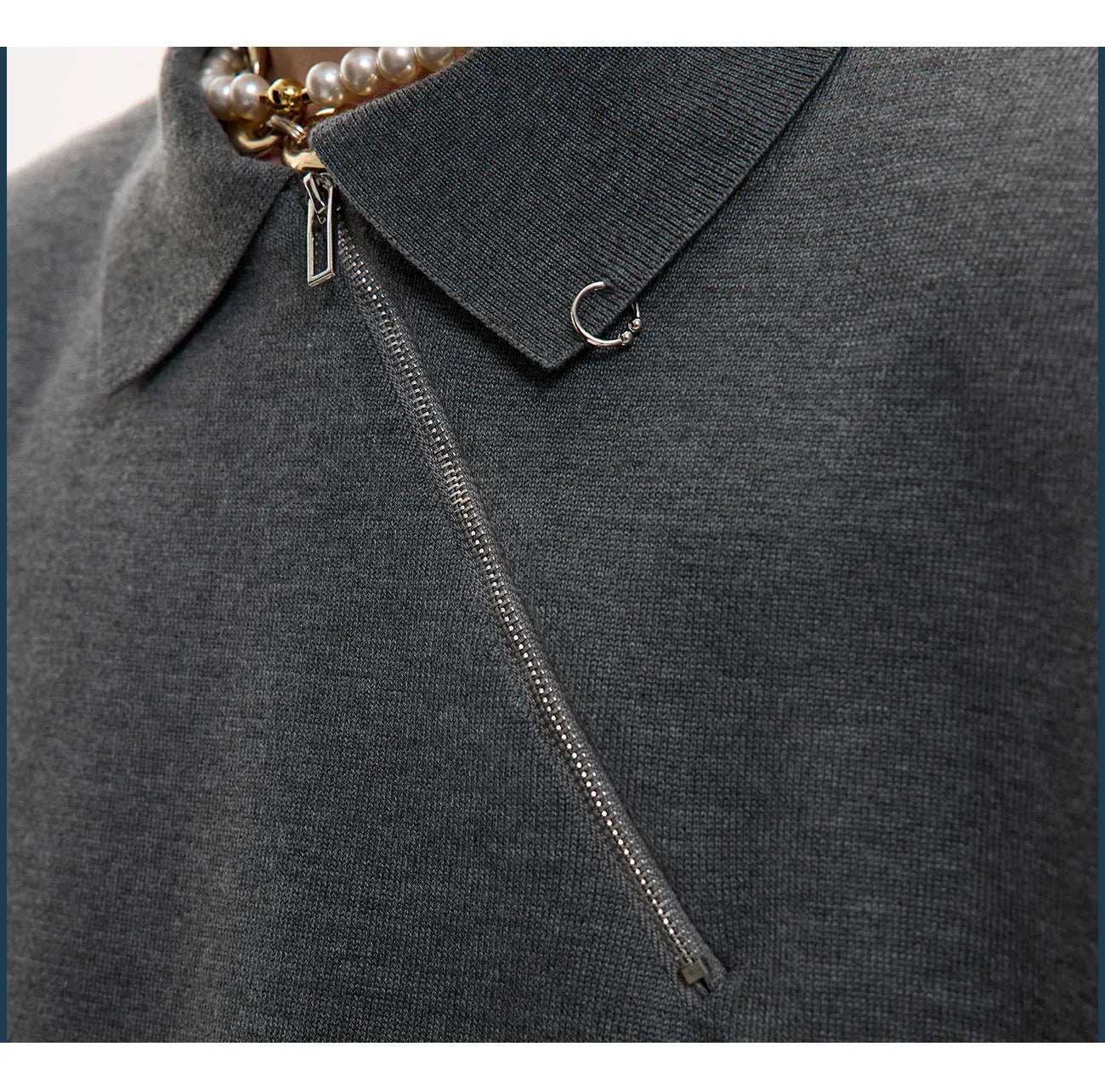 Men's slim-fit knitted polo shirt with oblique diagonal zipper closure in black solid colour