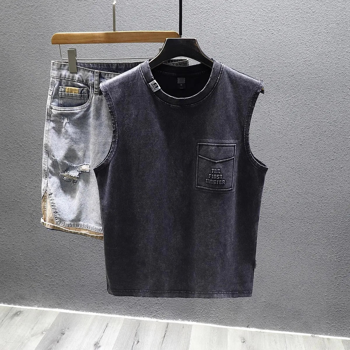 Solid colour cotton sleeveless t-shirt in loose fit with straight hem design