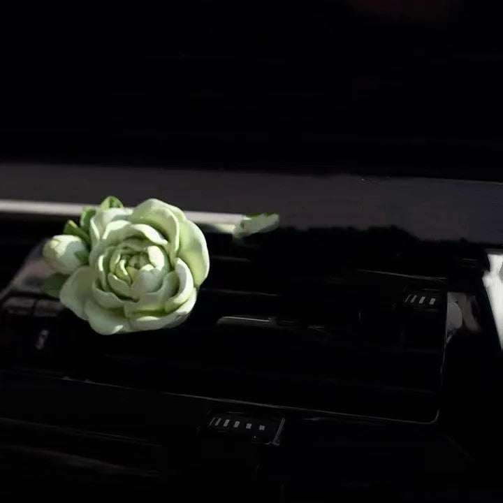 Solid jasmine car perfume for air vents in off-white or fresh green with 5ml essential oil