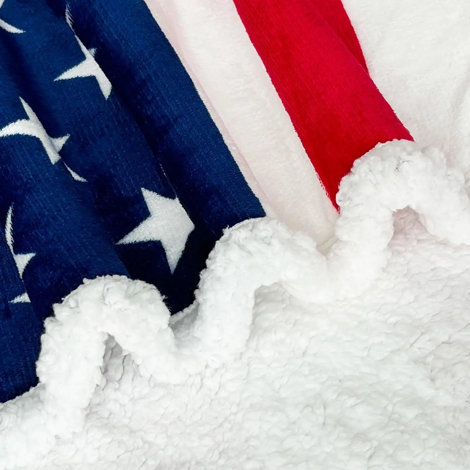 Striped polyester blanket with lambswool texture in American style, shown in vacuum packed and expanded forms