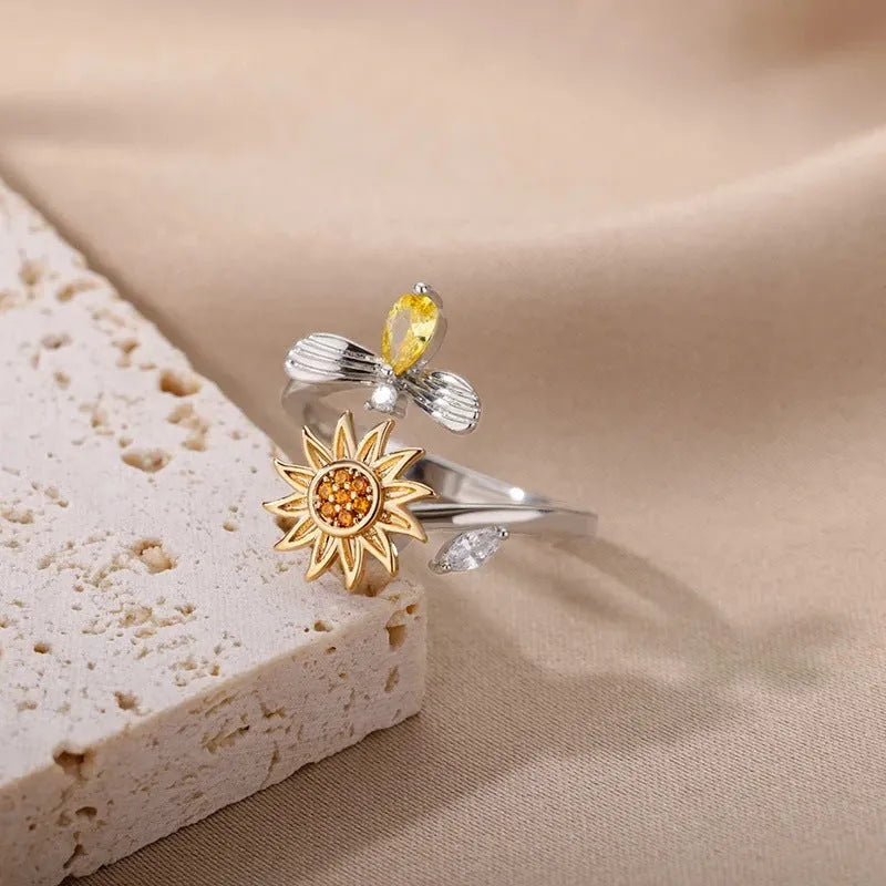 Simple geometric copper ring with adjustable opening and rotating mechanism in gold colour.