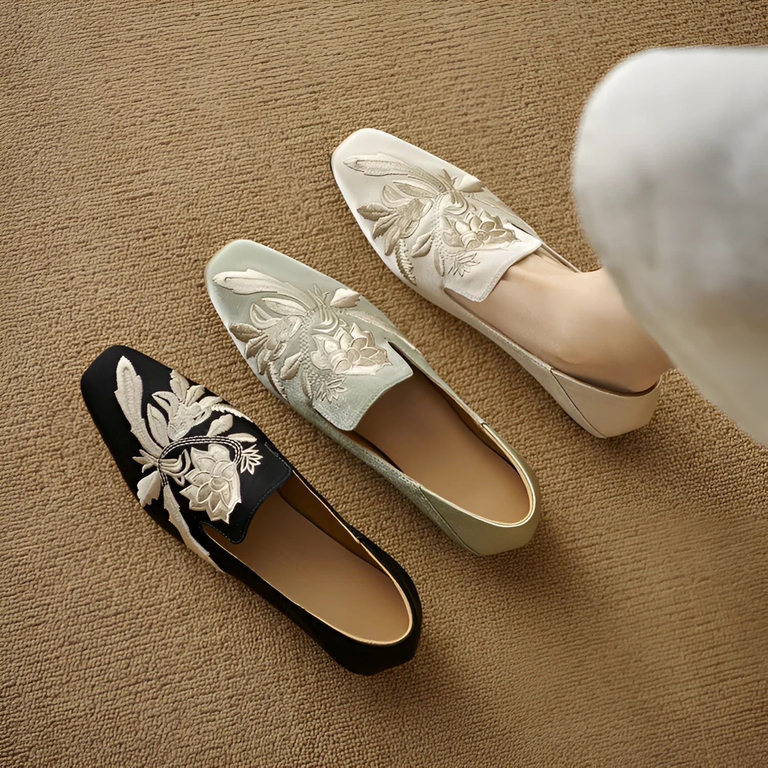 Women's embroidery low-cut flat pump in black, round toe with cloth upper and pigskin lining