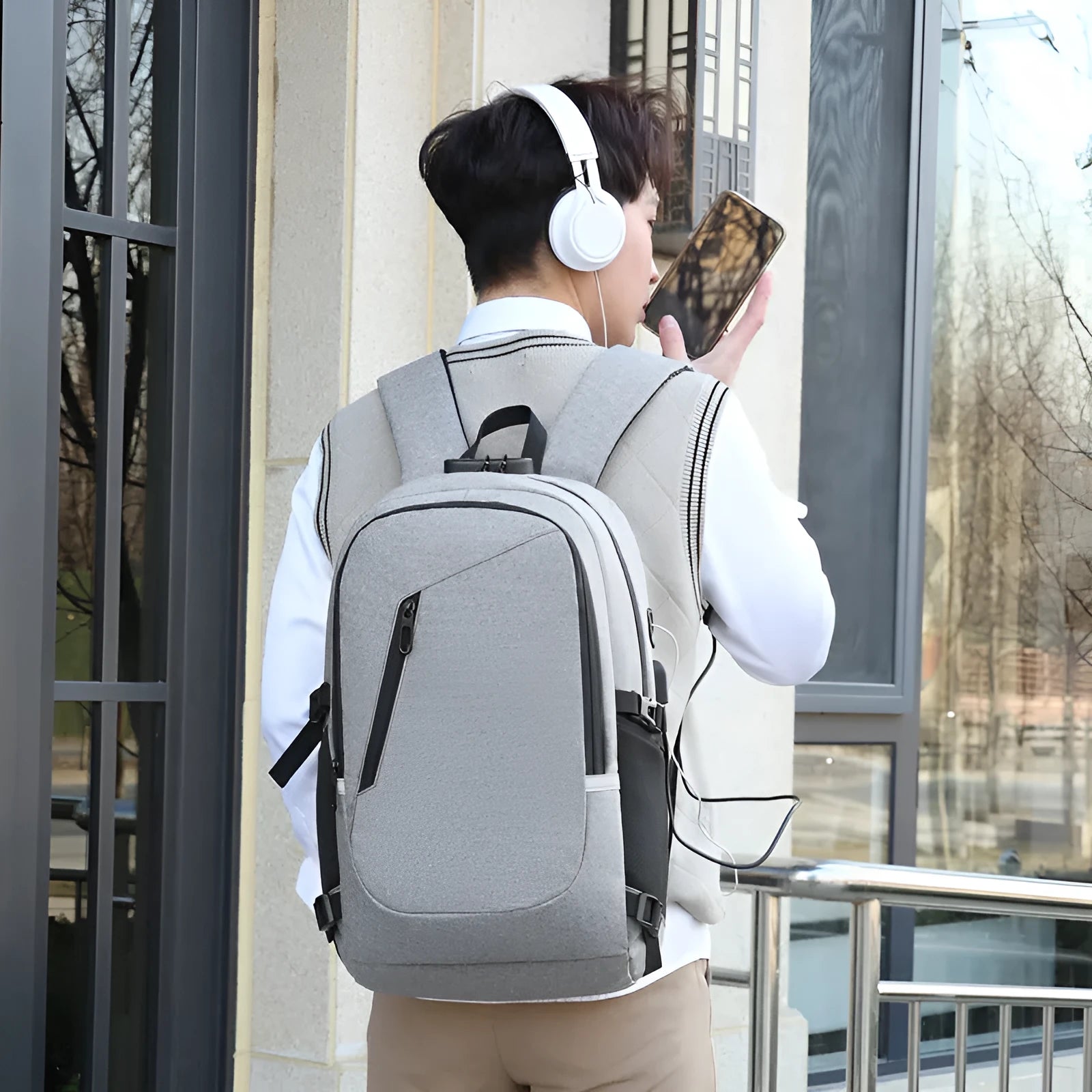 Oxford cloth computer backpack with 20-35 litre capacity in multiple colour options