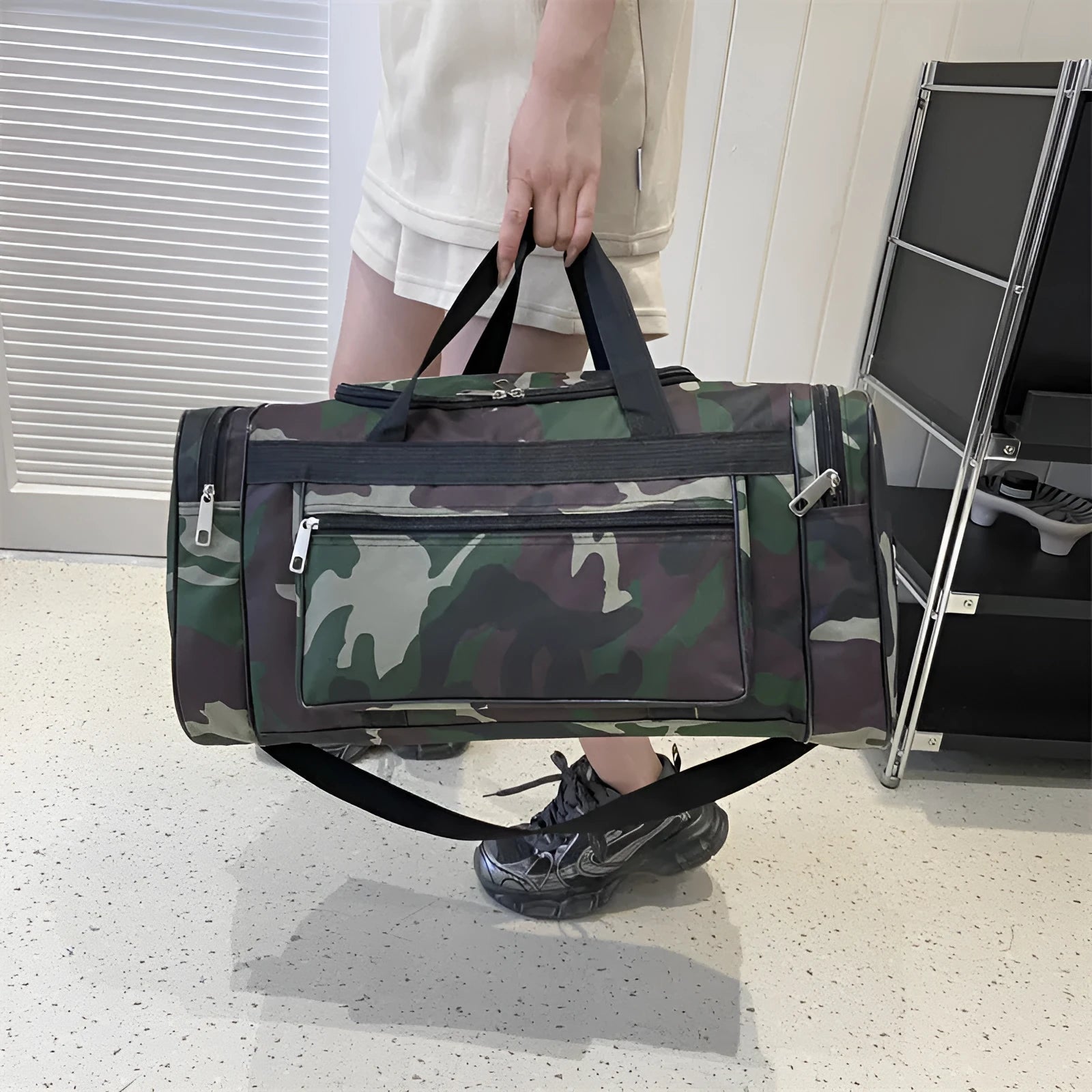 Camouflage pattern luggage bag with waterproof fabric and 20L capacity