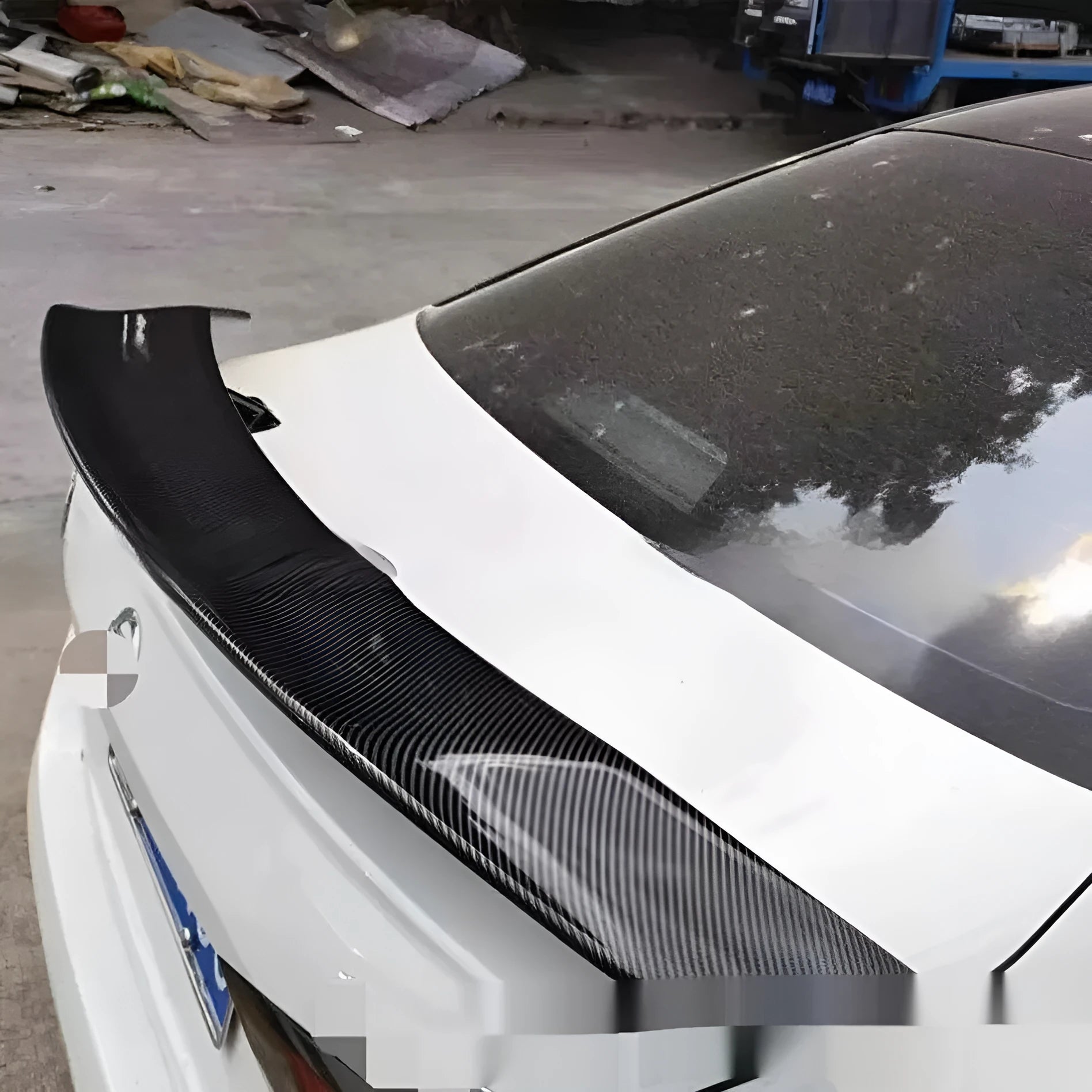 Universal punch-free ABS plastic car rear spoiler in choice of finishes for boot lid mounting.
