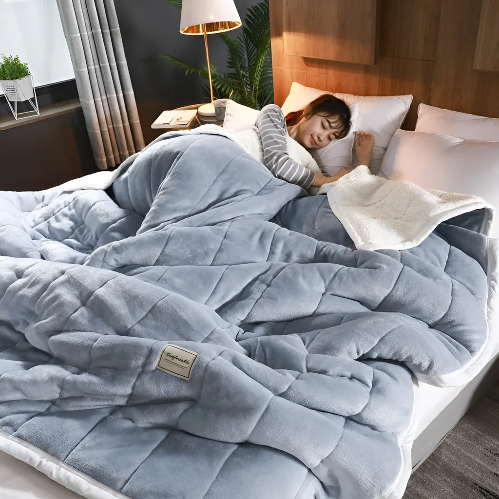 Thick warm winter fleece blanket in coral fleece polyester, 150cm x 200cm, pink colour option