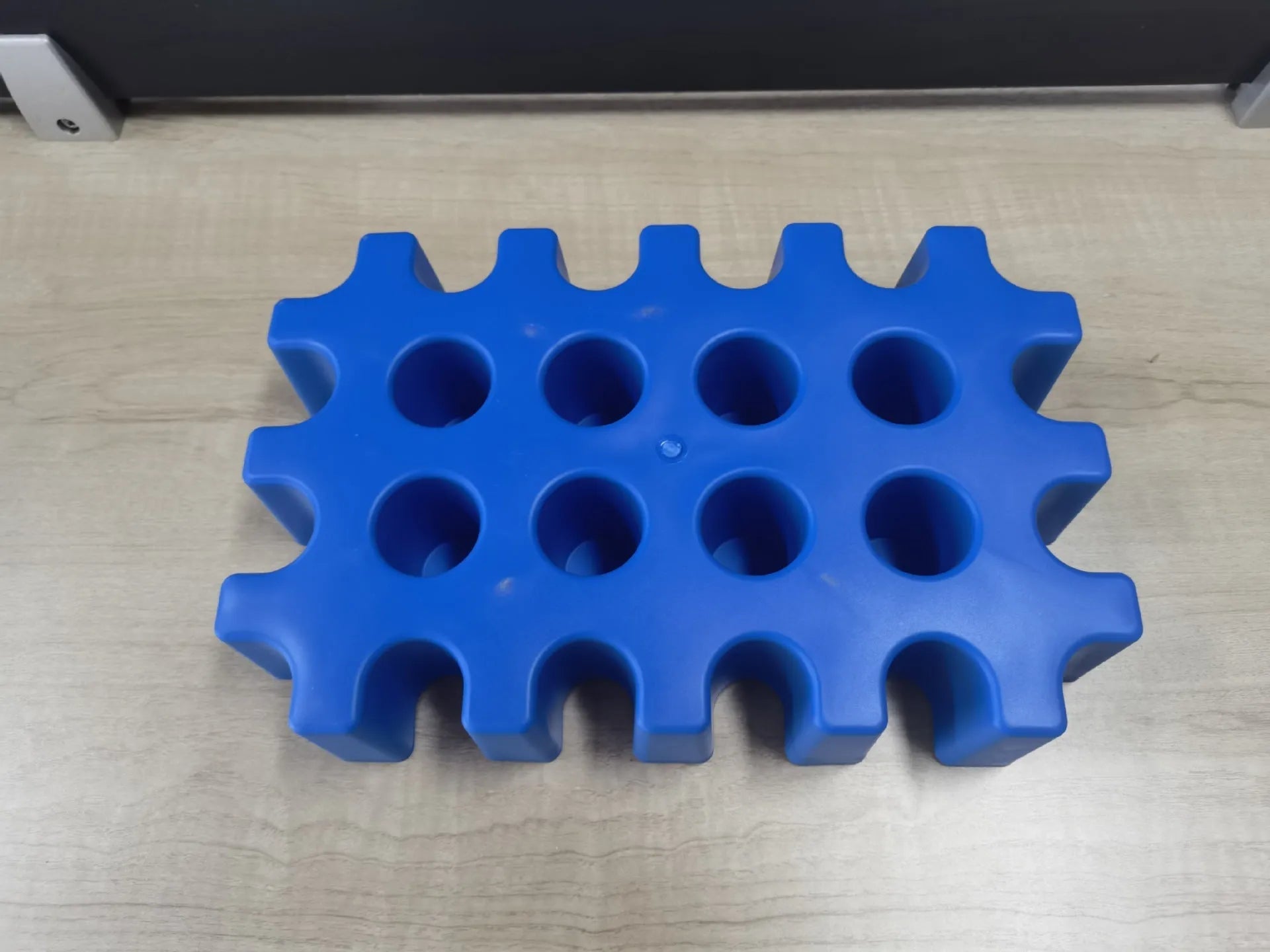 Blue PP plastic outdoor ice tray measuring 34 by 22 by 6 cm for camping and barbecue use