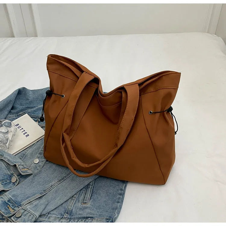 Folding Oxford cloth shoulder tote bag in five colour options showing casual street style