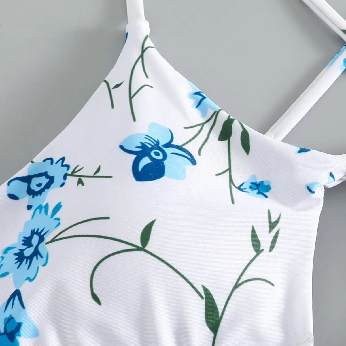 Women's floral tie-neck triangle swimsuit set with polyester-lined top and shorts in multicolour