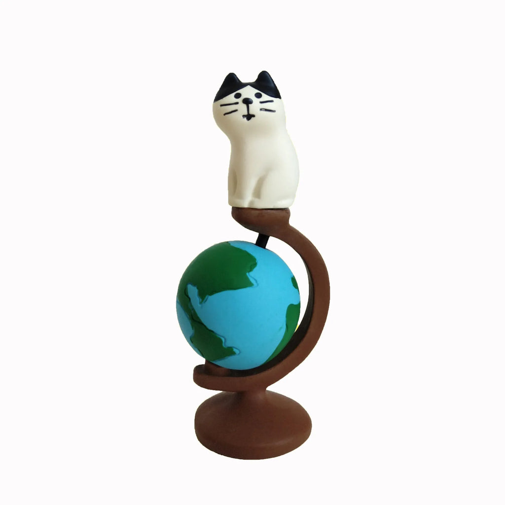 Resin cat figurine with Statue of Liberty hat and travel globe, cartoon style, carp cat variant