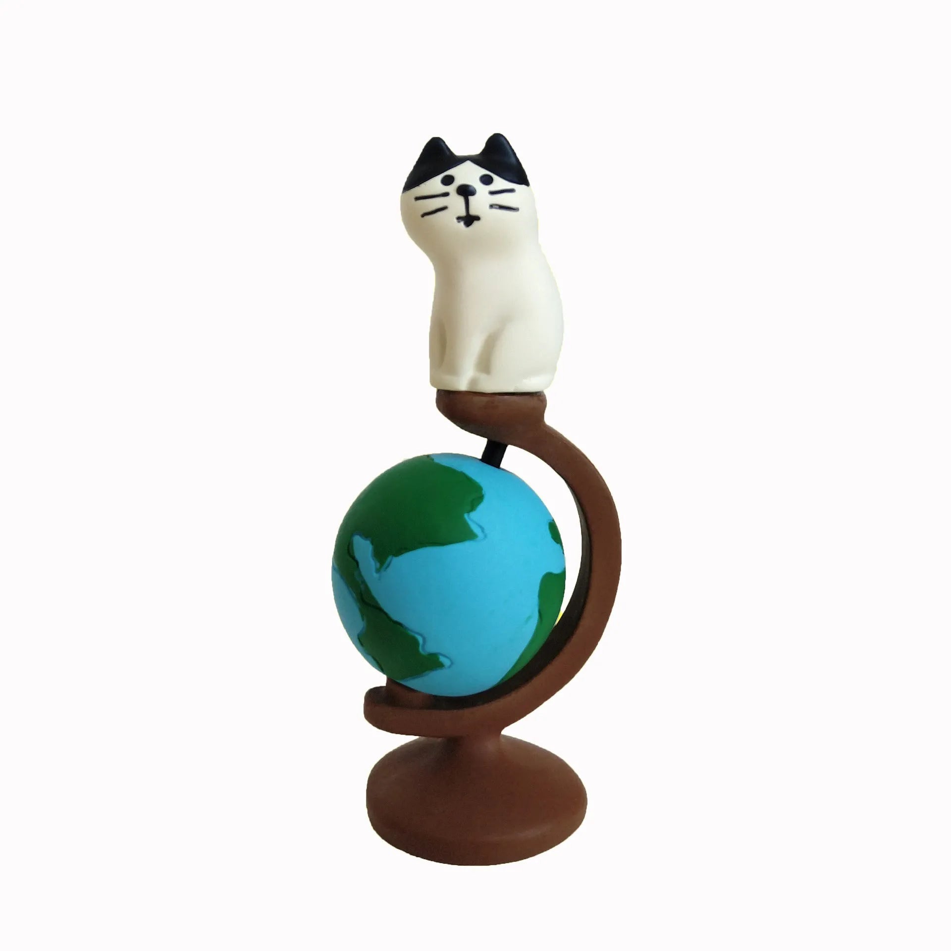 Resin cat figurine with Statue of Liberty hat and travel globe, cartoon style, carp cat variant