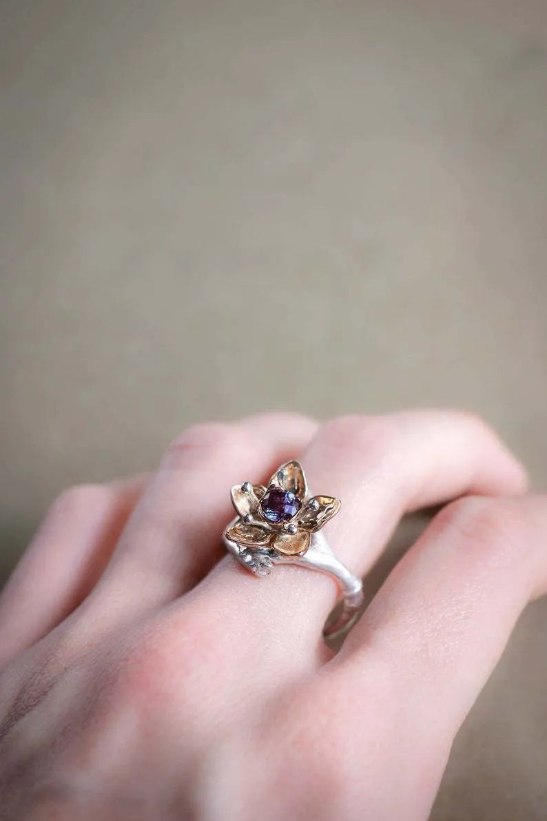 Silver tone women's ring with geometric floral design and two-tone finish