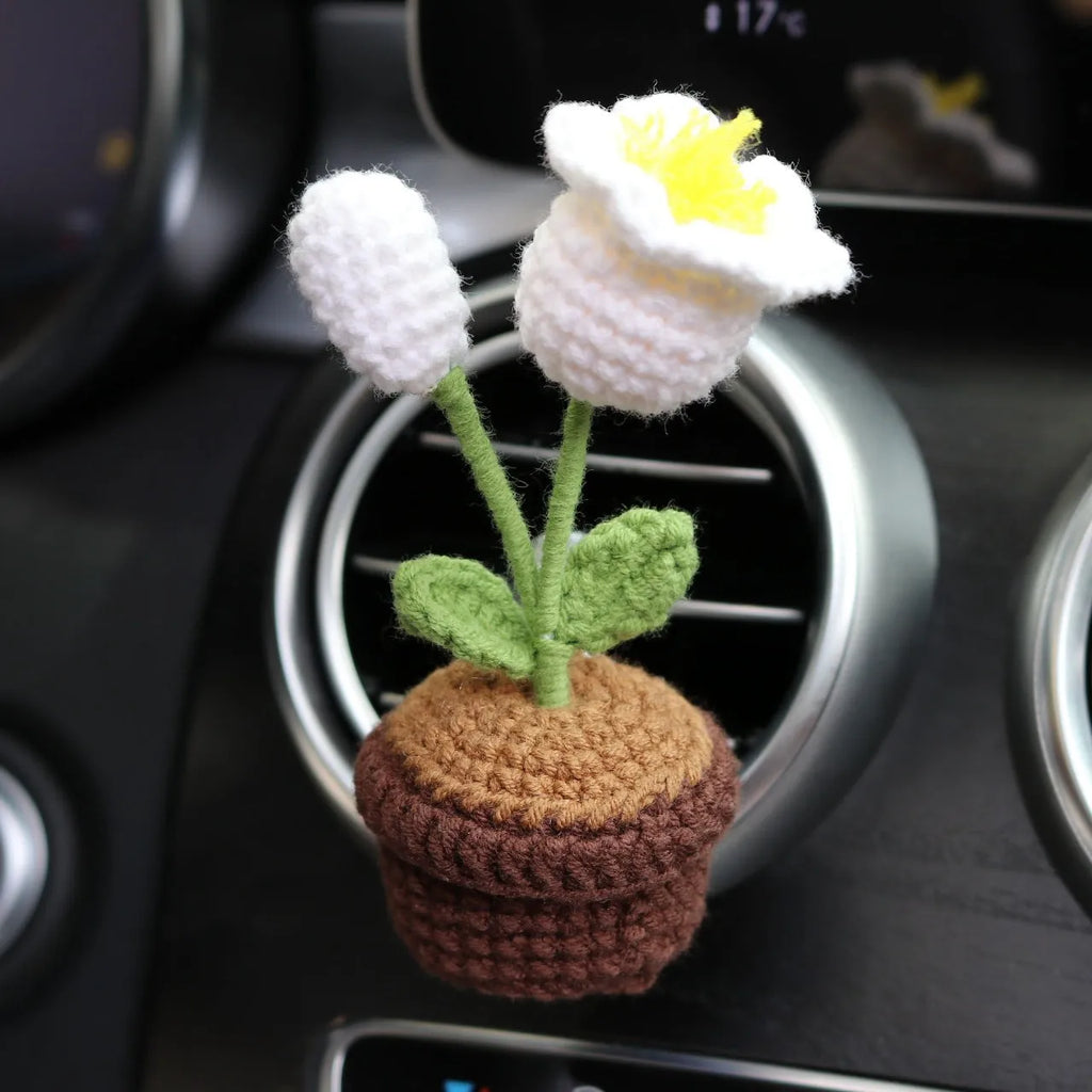 Creative wool potted plant car air outlet clip aromatherapy pendant in floral tone, 4x8cm