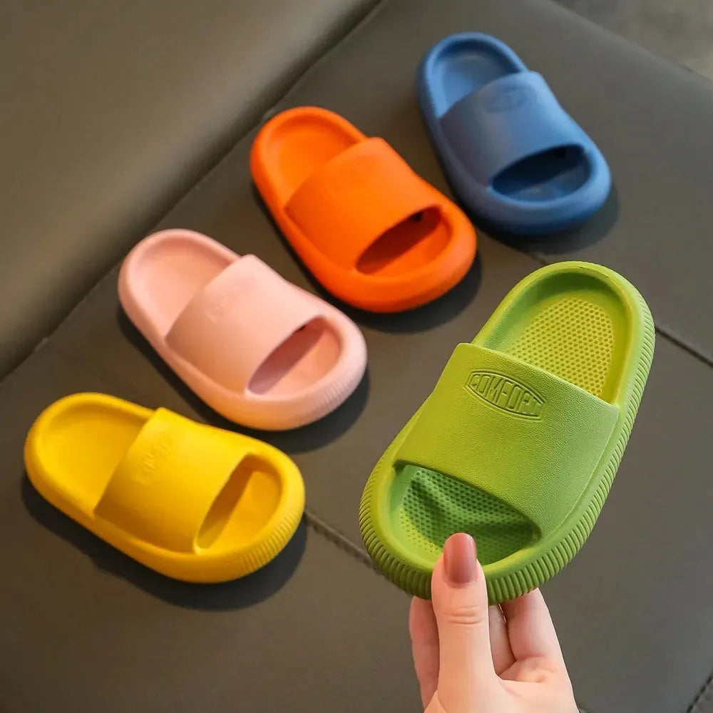 Children's EVA slippers with mixed colour upper and injection-moulded slip-resistant sole