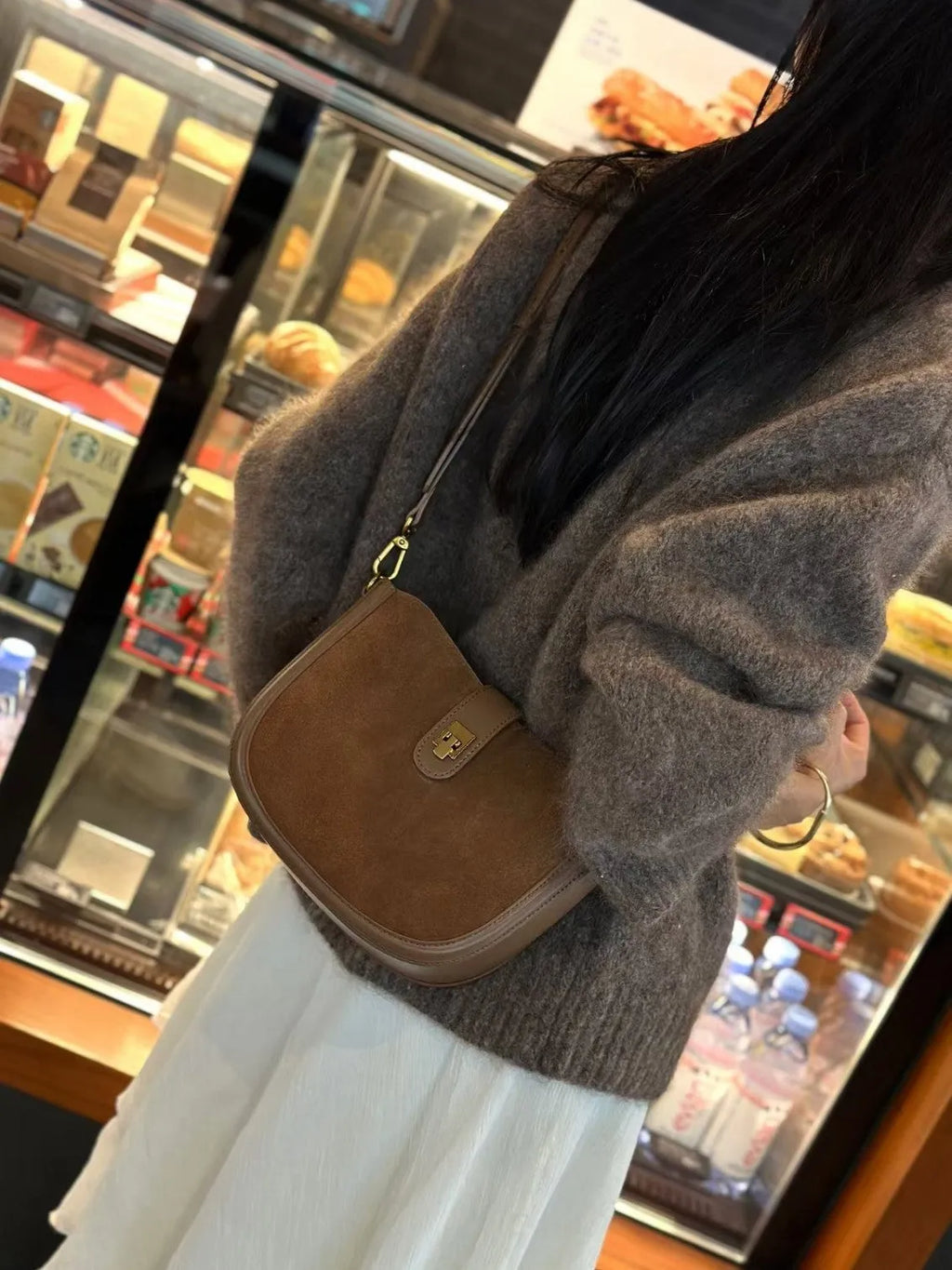 Genuine leather crossbody bag for women in black, 24x9x19cm, with sandwich pocket and adjustable strap
