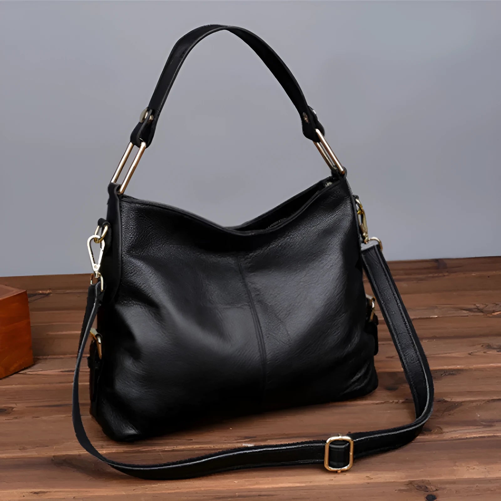 Genuine leather vertical crossbody bag in a square shape with an external sandwich pocket.