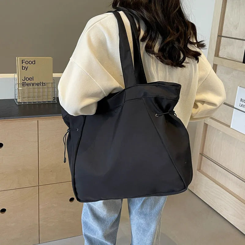Folding Oxford cloth shoulder tote bag in five colour options showing casual street style