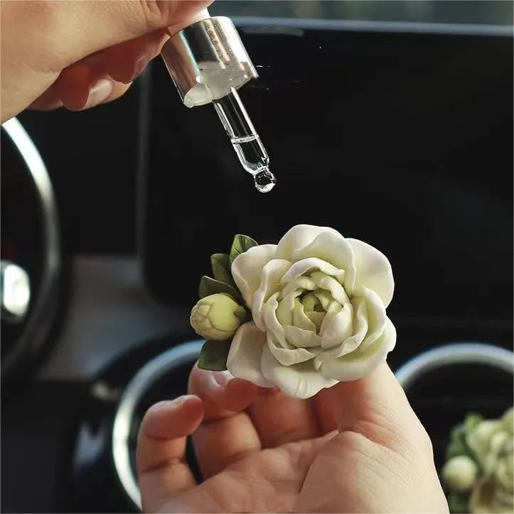Solid jasmine car perfume for air vents in off-white or fresh green with 5ml essential oil
