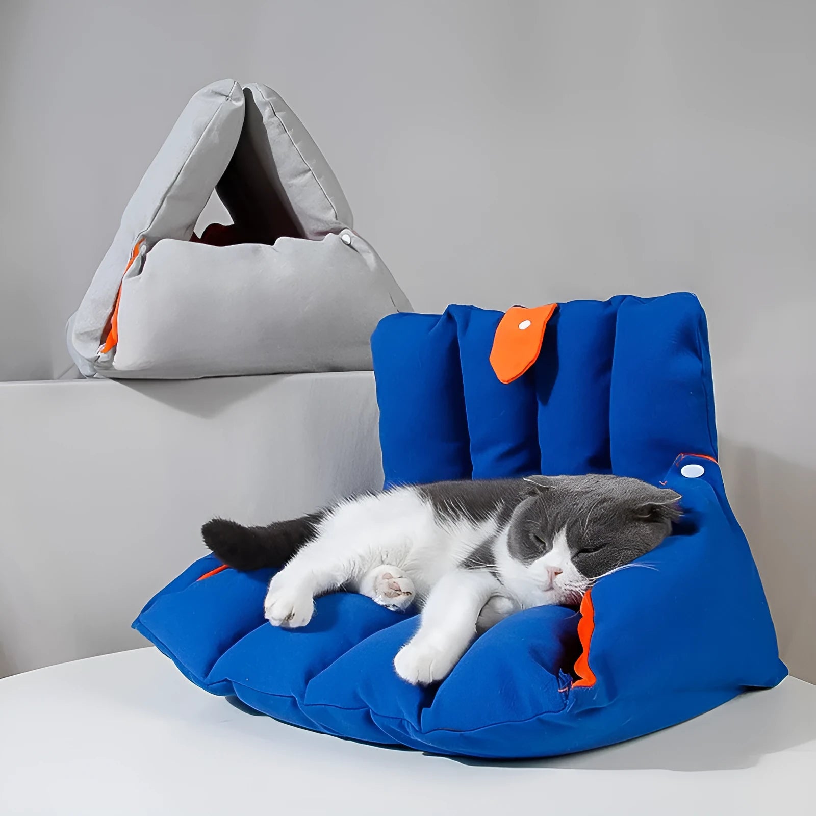 Triangular 100% cotton cat nest with removable cover in blue, 45x38x38cm, showing drilled holes for combination