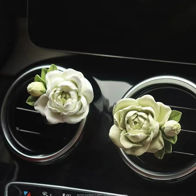 Solid jasmine car perfume for air vents in off-white or fresh green with 5ml essential oil