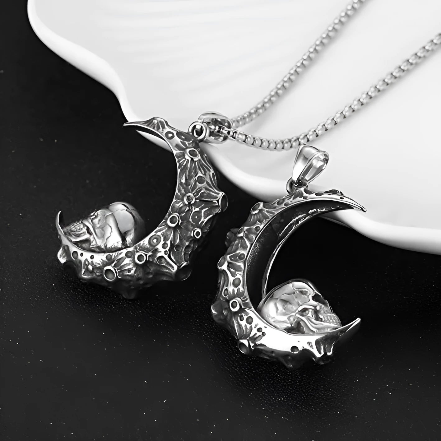 Men's silver-coloured alloy necklace with skull pendant and chain sports style jewellery
