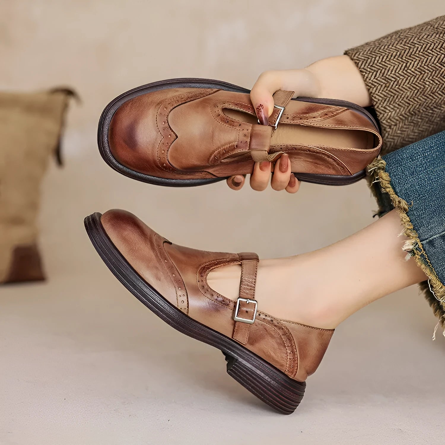 Women's black flat shoes with sheepskin upper, round toe, and flat sole in British style