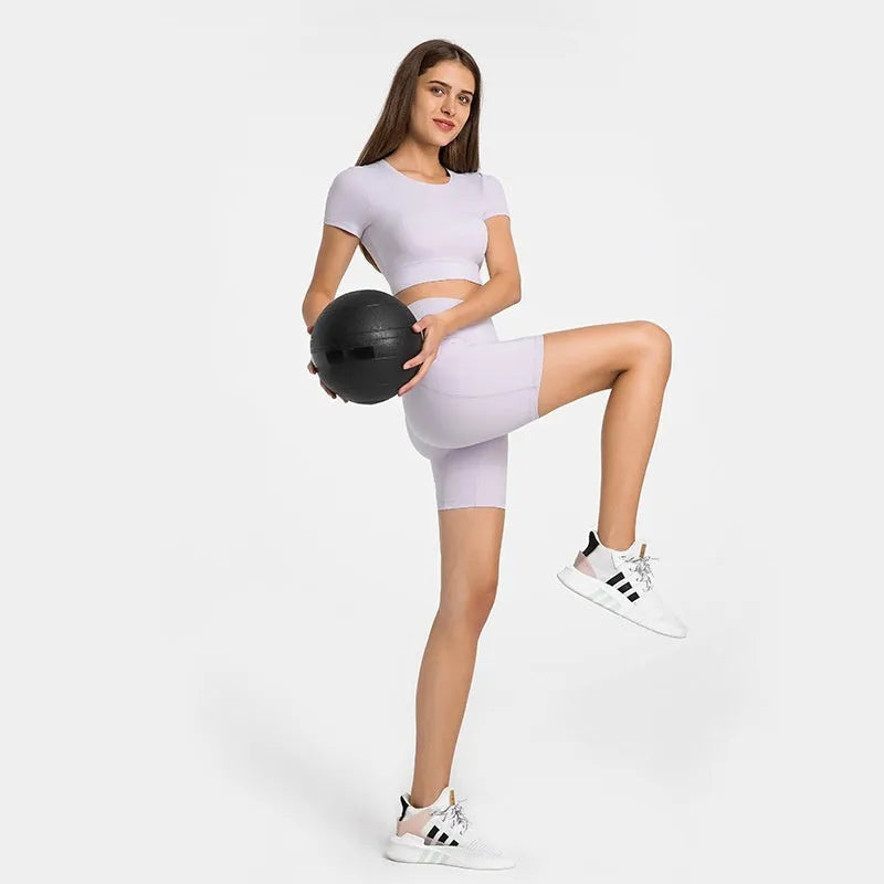 Women's mid-length sports shorts in black, super stretch fabric for running and gym