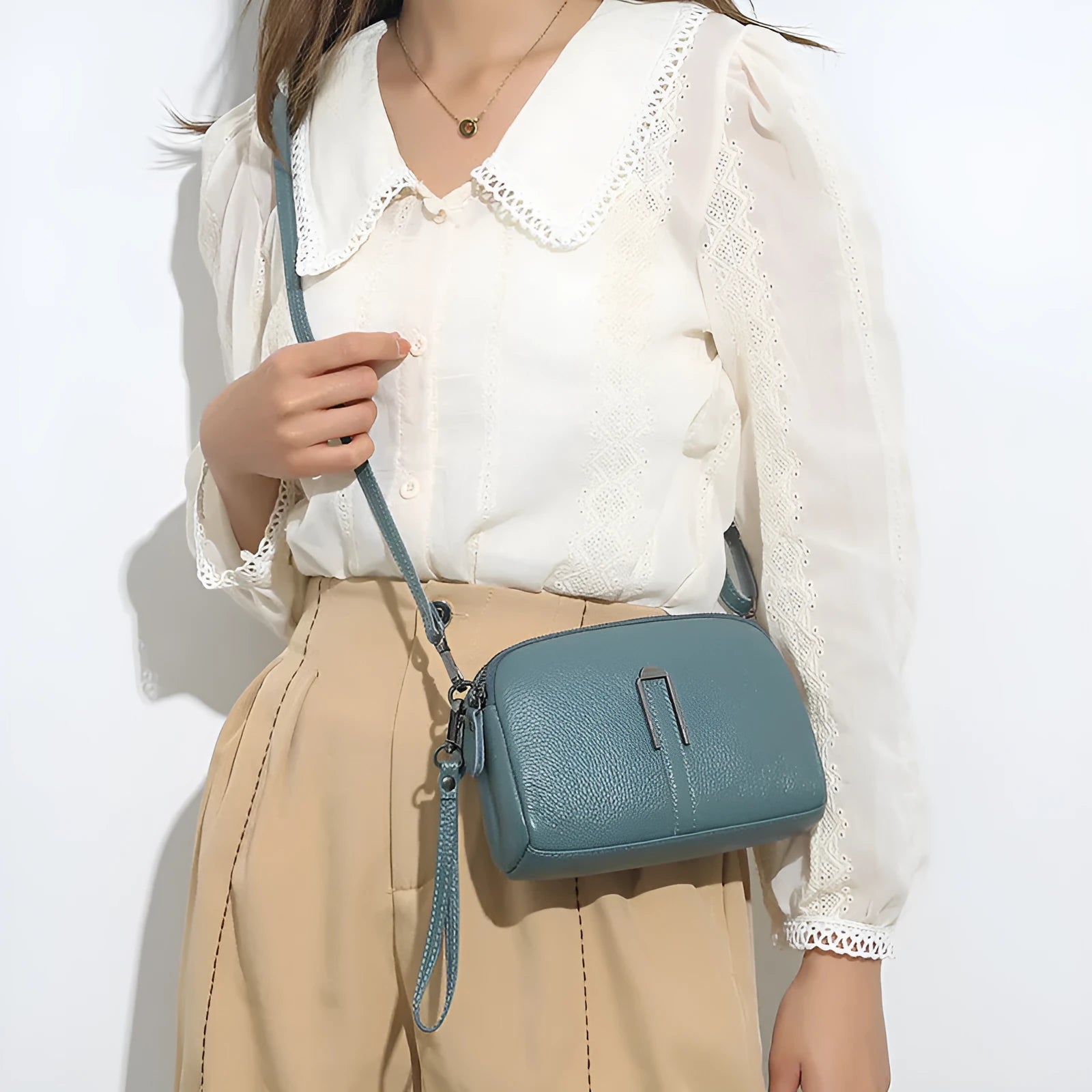 Genuine leather women's shoulder bag with horizontal square shape in neutral colour