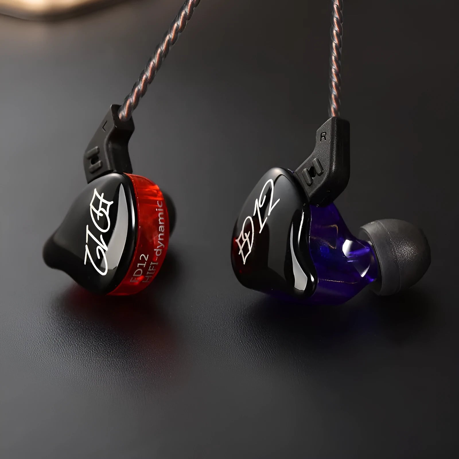 In-ear wired headphones subwoofer HIFI with microphone and 3.5mm L-bend plug on a flat surface