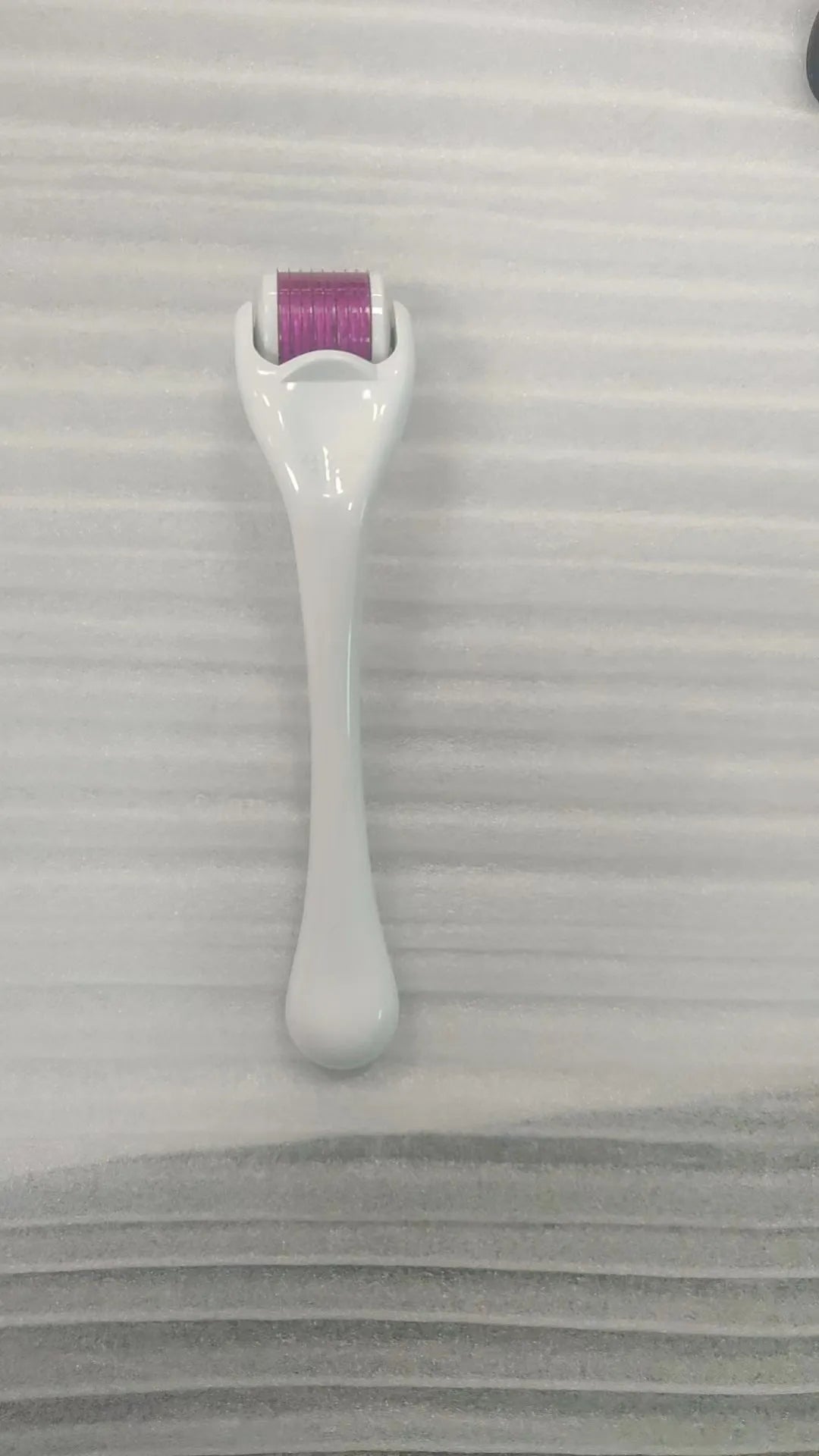 Mechanical derma roller pen with colour options and three needle size specifications for microneedling