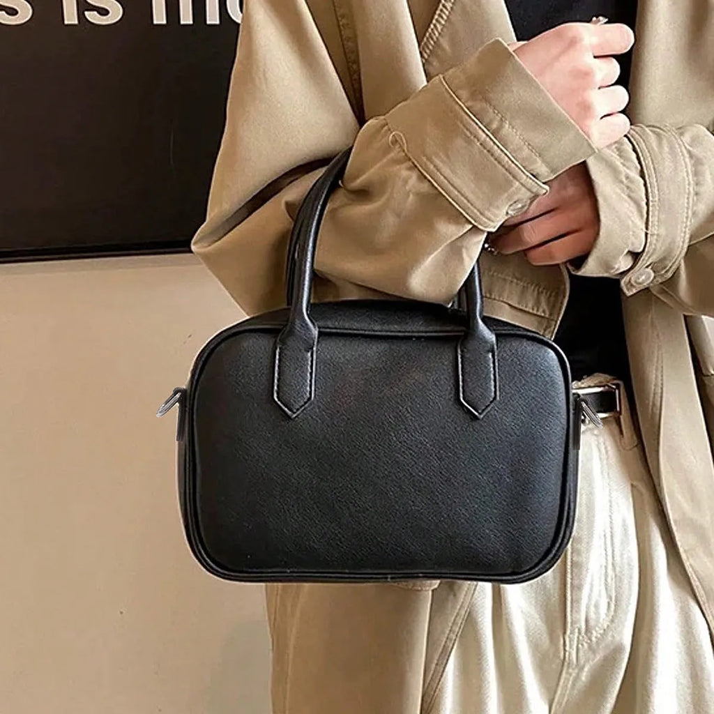 Retro small square shoulder messenger bag in PU, black colour, horizontal shape, single strap