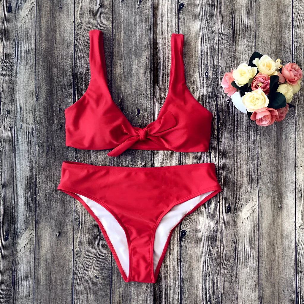 Solid colour women's polyester bikini set in black, displayed on a mannequin.